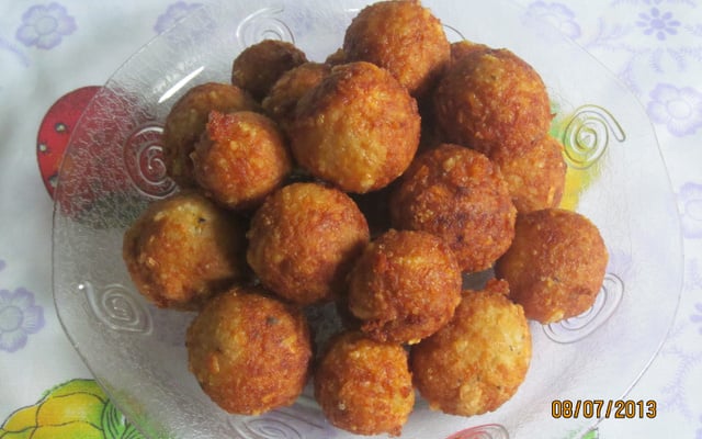 Bolinho de arroz recheado com queijo