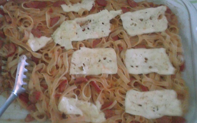 Macarronada com creme de leite e salsicha