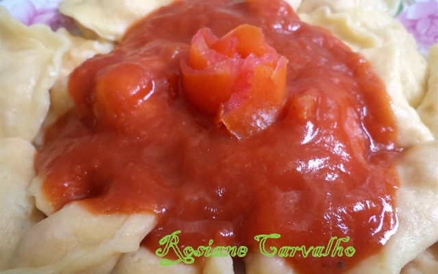 Ravióli caseiro com molho marinara