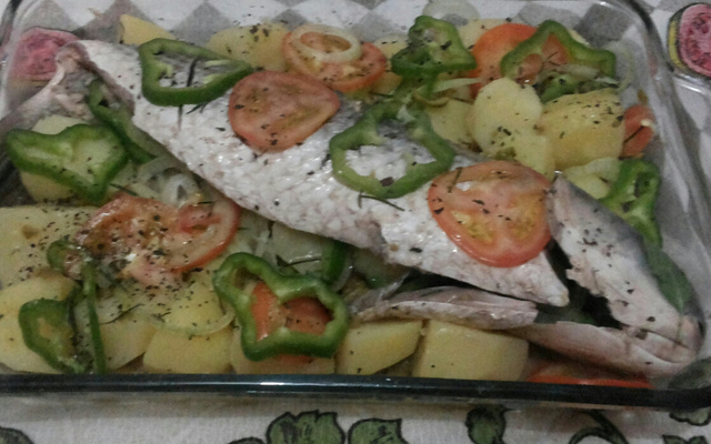 Peixe assado com legumes