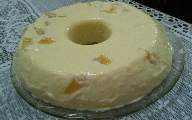 Pudim de pêssego em calda