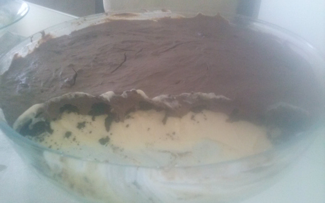 Pavê de chocolate meio amargo com biscoito recheado