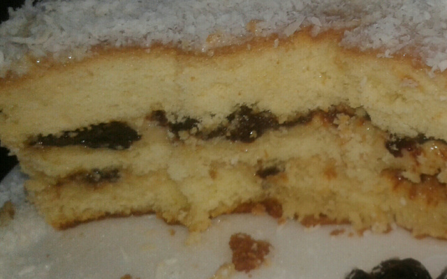 Bolo de ameixa com doce de leite