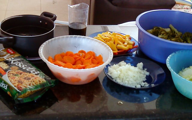 Yakissoba Koyama misto (carne, frango e legumes)