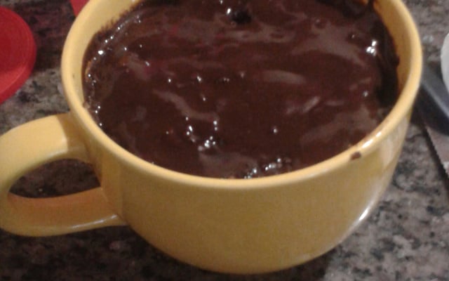 Bolo simples de caneca de micro-ondas