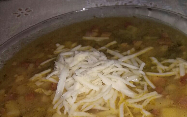 Sopa cremosa de brocólis com calabresa