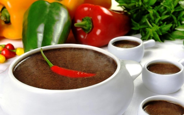 Caldo de feijão preto com pimentão