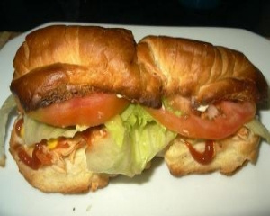 Sanduíche de croissant com frango