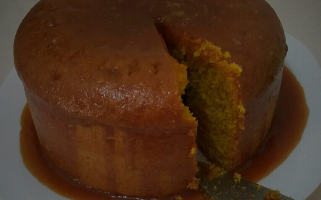 Bolo de cenoura com cobertura de caramelo