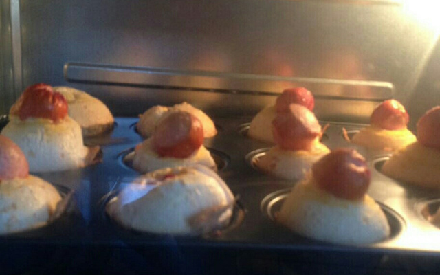 Pão de queijo com salsichas