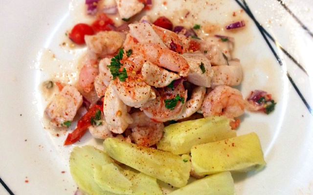 Ceviche andino de peixe branco e camarões