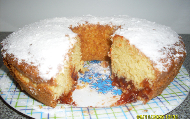 Bolo de fubá com goiabada