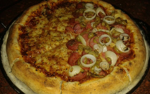 Massa de pizza com borda recheada