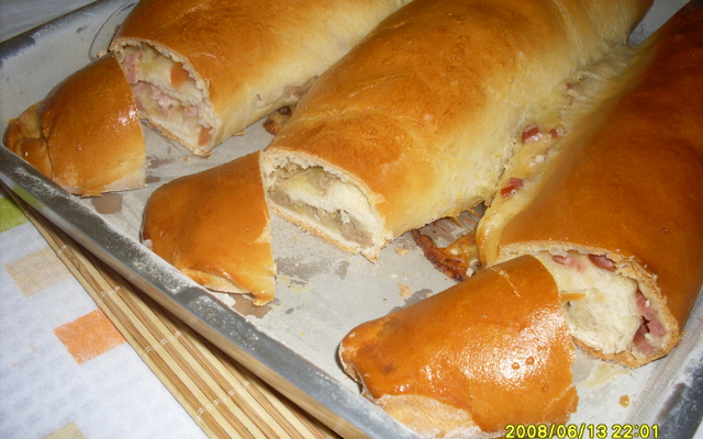 Pão recheado de frios