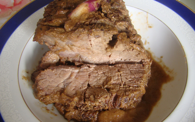 Carne de panela ao molho de cebola