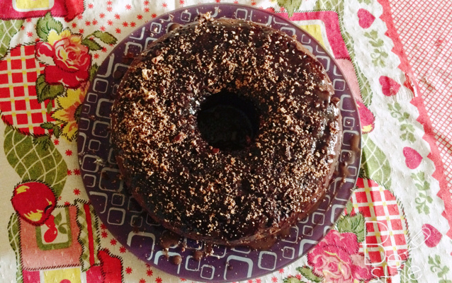 Bolo de chocolate com creme de leite