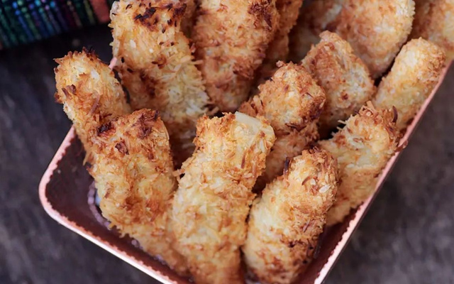 Iscas de frango empanadas com coco na airfryer