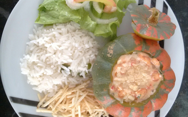 Abóbora recheada com creme de camarão