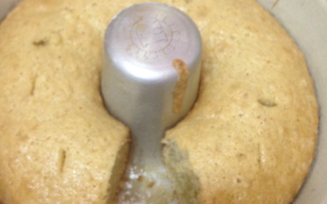 Bolo simples sem leite e sem ovo