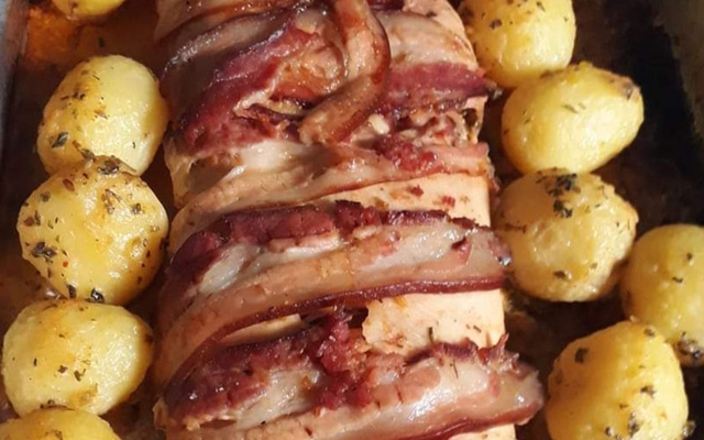 Rocambole de frango com bacon