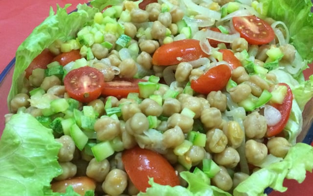 Salada de grão-de-bico e abobrinha