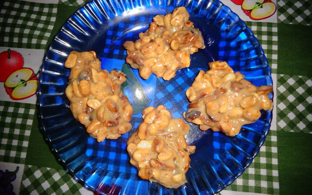 Pé de moleque de leite condensado