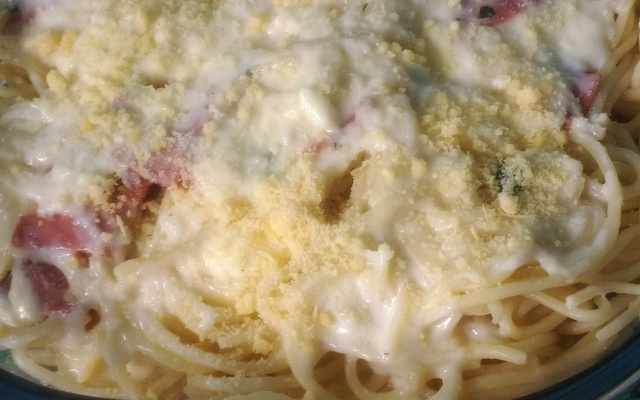 Macarrão com presunto e molho branco