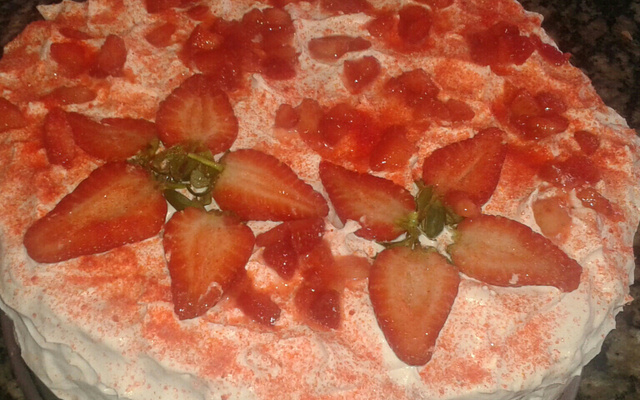 Bolo de morango e marshmallow