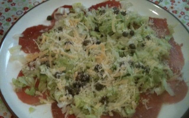 Salada de carpaccio com alcaparras
