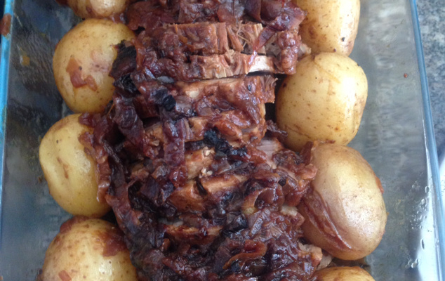 Carne assada com linguiça ao molho de cerveja preta