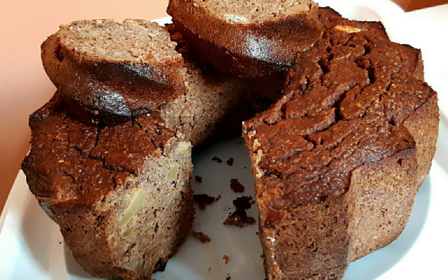 Bolo de maçã sem açúcar e sem farinha de trigo