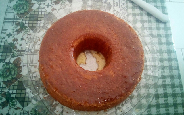 Bolo simples de coco com cobertura de chocolate (muito fácil)