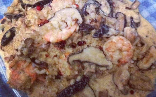 Risoto de arroz cateto com shitake, camarão e pimenta rosa