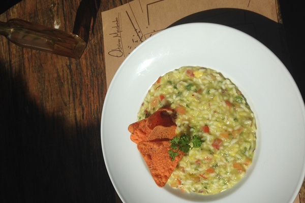 Risoto de abacate com crocante de milho e páprica