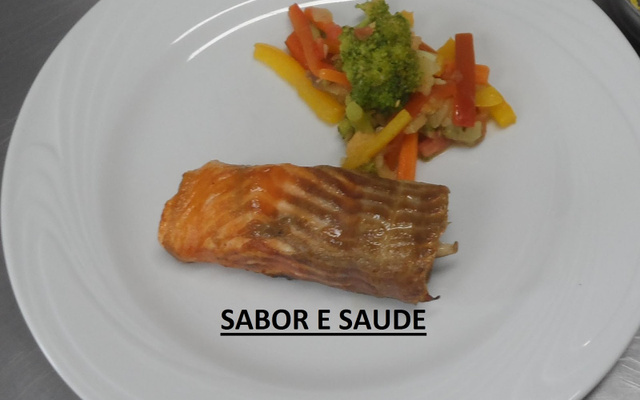 Rolê de salmão com shitake
