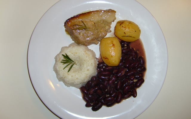 Pernil assado com batatas