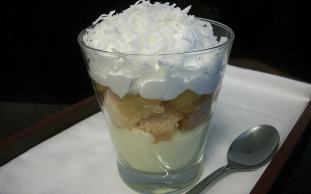 Pavê de abacaxi com marshmallow e coco fresco