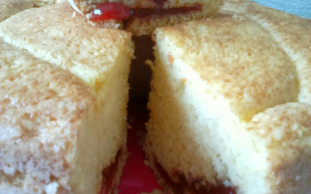 Bolo de fubá com goiabada