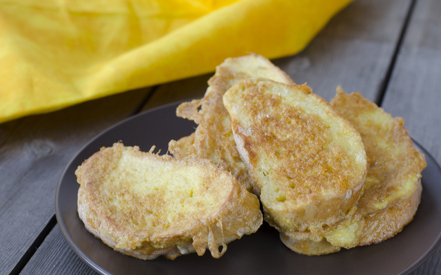 Rabanada diferente com calda de limão