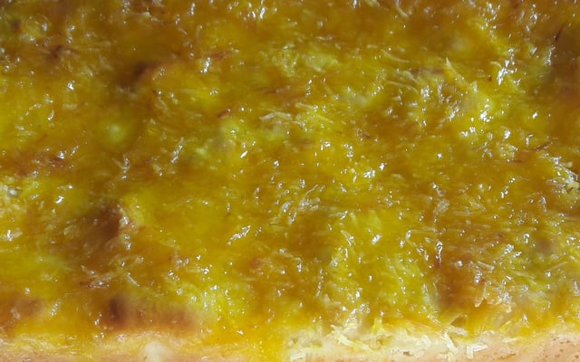 Cuca de Coco com Calda de Baunilha