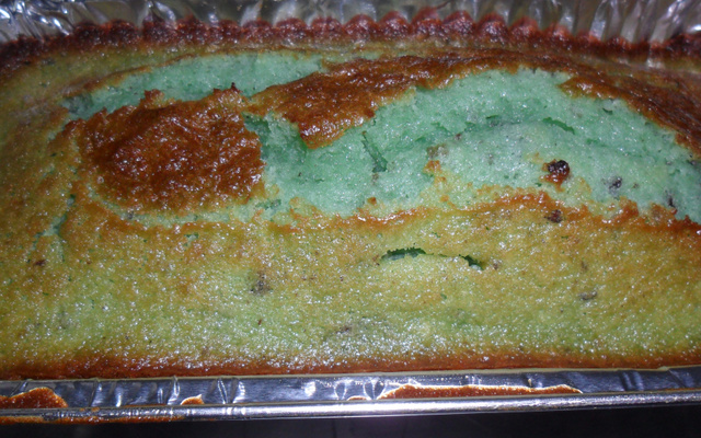 Bolo de cenoura com uvas passas