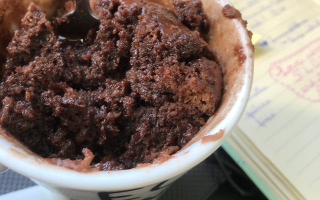 Bolo de caneca com cobertura de chocolate