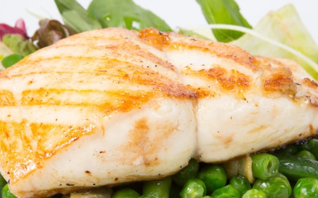 Filé de peixe assado na airfryer suculento com ervilhas