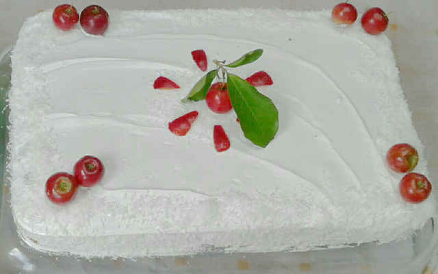 Bolo de acerola confeitado
