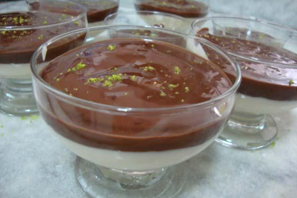 Mousse de limão coberto com mousse de chocolate