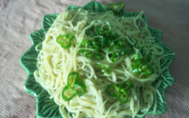 Espaguete espinhoso a dois queijos