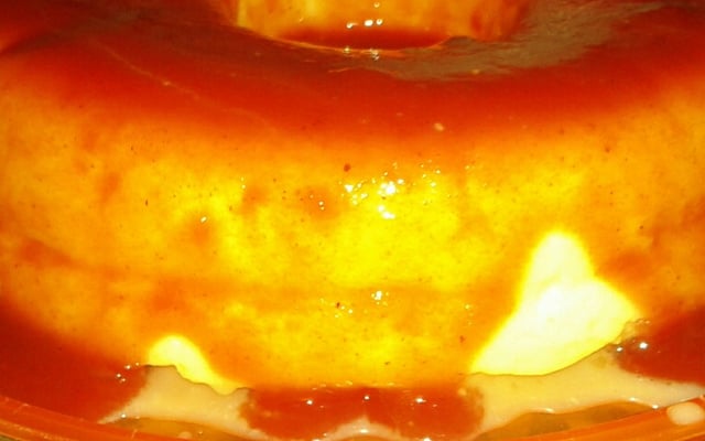 Pudim de queijo com calda de goiabada cascão