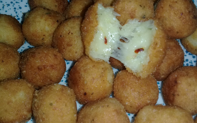 Bolinha de queijo sem massa