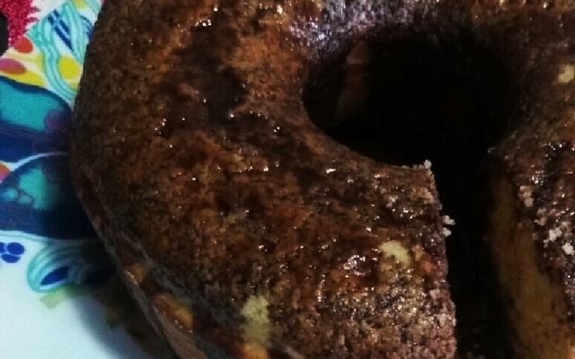 Bolo simples de coco com cobertura de chocolate (muito fácil)