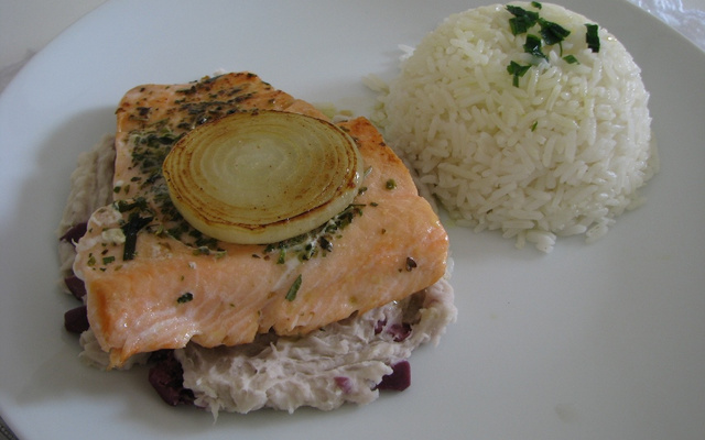 Salmão com purê de inhame e azeitonas pretas